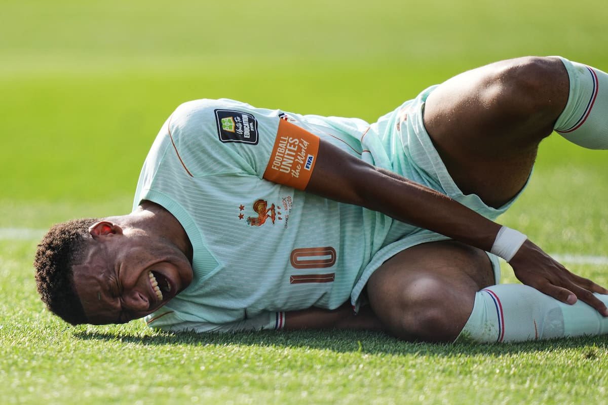 El momento en el que Mbappé se deja caer en el campo de juego y asustó a toda Francia (AP Photo/Stephanie Scarbrough)