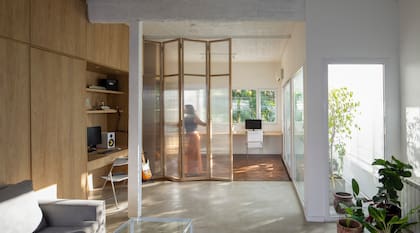 "El muro divisor se creó para dividir el área de trabajo de la de descanso. Usamos de madera para generar calidez en el ambiente", contaron las arquitectas.