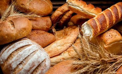 El pan blanco está hecho con harinas refinadas, lo que elimina la fibra y nutrientes, provocando picos rápidos de azúcar en sangre