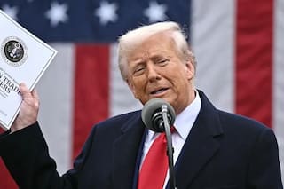 Un exatleta olímpico es acusado de dañar el estanque reflectante renovado por Trump