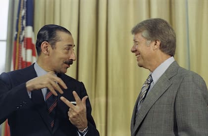 El presidente estadounidense Jimmy Carter conversa con Jorge R. Videla, en una reunión en la Casa Blanca, en Washington, el 9 de septiembre de 1977. (AP Foto/Bob Daugherty, archivo)