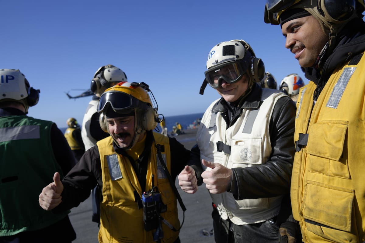El presidente Javier Milei, a brdo del portaaviones nuclear norteamericano USS Nimitz, el 30 de abril pasado