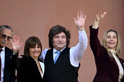 El presidente Javier Milei en el balcón de la Casa Rosada junto a la senadora Patricia Bullrich, su hermana Karina Milei y el ministro de Salud, Mario Lugones