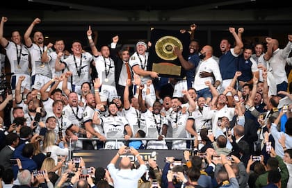 El primer escudo Bouclier de Brennus, de campeón de Francia, para Montpellier, cuyo capitán, Guilhem Guirado, celebra con sus compañeros en el que pudo ser el último partido de su carrera.