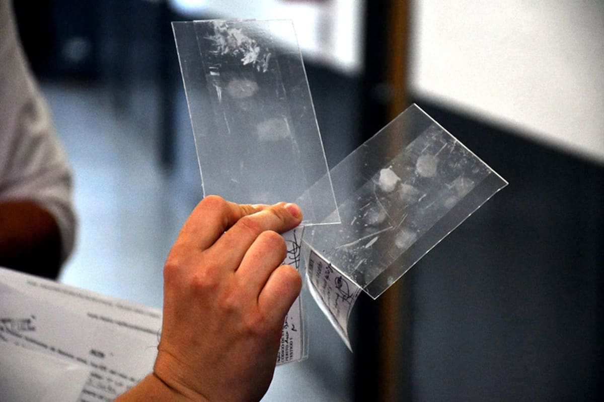 El sospechoso fue identificado por una huella de su dedo pulgar derecho levantada de una caja de cartón