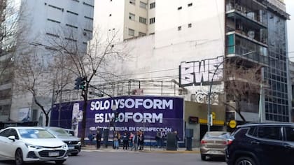 El terreno, tiene 10,12 metros de frente sobre Santa Fe, 33,73 metros sobre la avenida Pueyrredón y 35,50 metros de profundidad