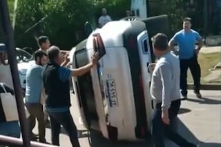 Una conductora se agachó para agarrar su celular mientras manejaba, chocó contra un auto y volcó