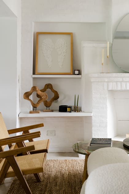 En casa de la diseñadora de indumentaria Carolina Berro Madero, alfombra de yute (Gloria Atelier Deco) y sillones con esterilla (Esto es Regio).