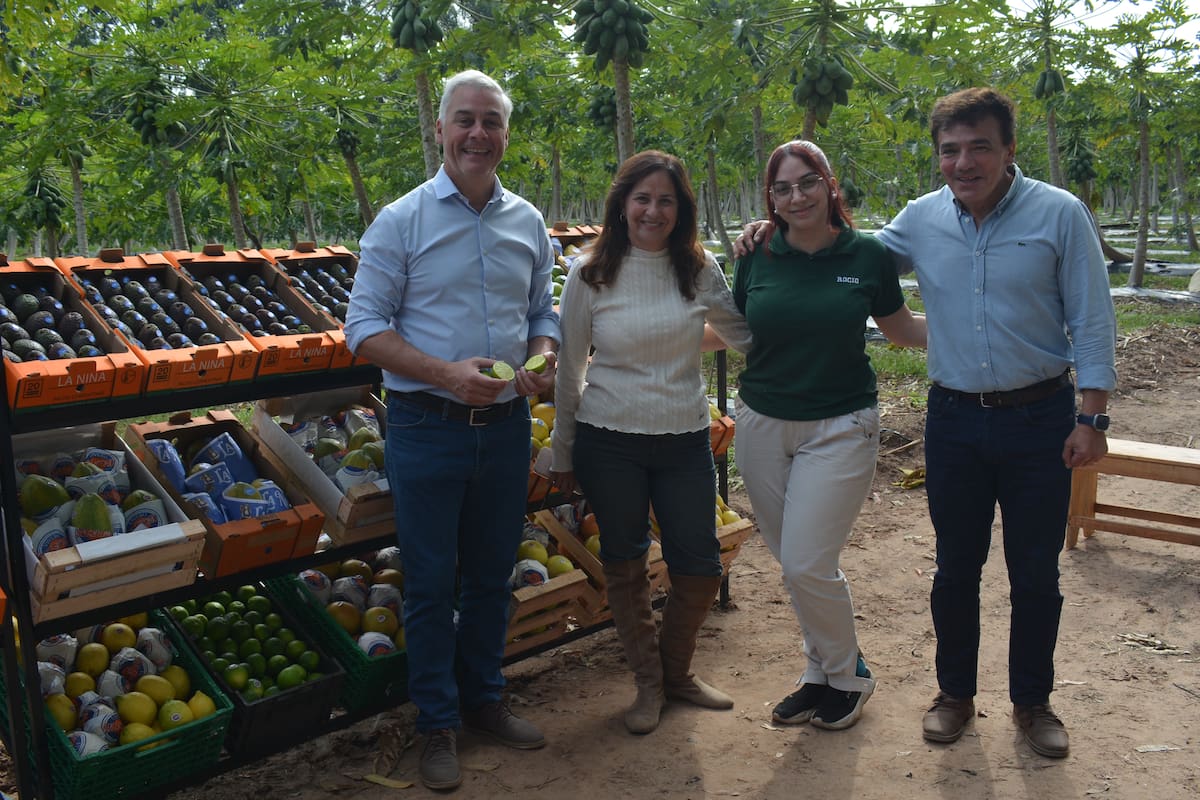 En el establecimiento La Nina, el ministro de Producción de Corrientes, Walter Chávez, y los Muollo, Nina, Rocío y Claudio