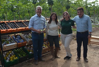 En el establecimiento La Nina, el ministro de Producción de Corrientes, Walter Chávez, y los Muollo, Nina, Rocío y Claudio