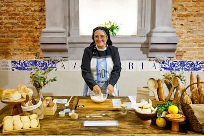 En el lanzamiento del programa, la Hermana Verónica brindó una masterclass de scones de limón para los periodistas invitados