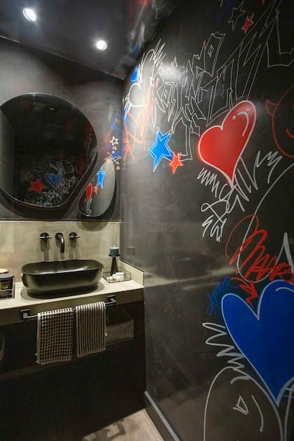 En el toilette, la artista Camila Gómez hizo un mural que incluye colores y referencias a personas y lugares entrañables para su amiga.