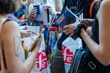 En la primera etapa de la campaña se obsequiaron libros de Juan Gelman, Gabriel García Márquez y Juan Carlos Onetti, entre otros autores latinoamericanos