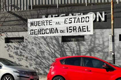 En mayo de 2023, se había colocado un pasacalles con la leyenda “Muerte al Estado genocida de Israel”, también en un cruce ante Los Bohemios.