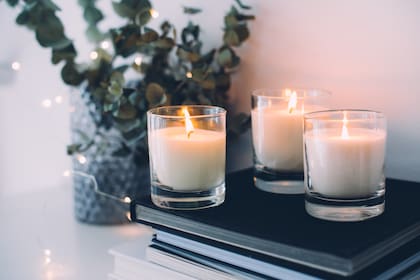Encender una vela aromática no solo mantiene a los mosquitos alejados, sino que también perfuma el ambiente.