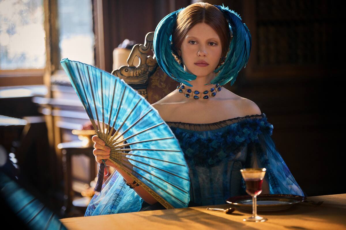 Esta imagen difundida por Netflix muestra a Mia Goth en una escena de "Frankenstein". (Netflix via AP)