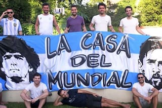 Son 20 amigos y alquilaron una casa para ver el Mundial juntos: home office, asados y cábalas