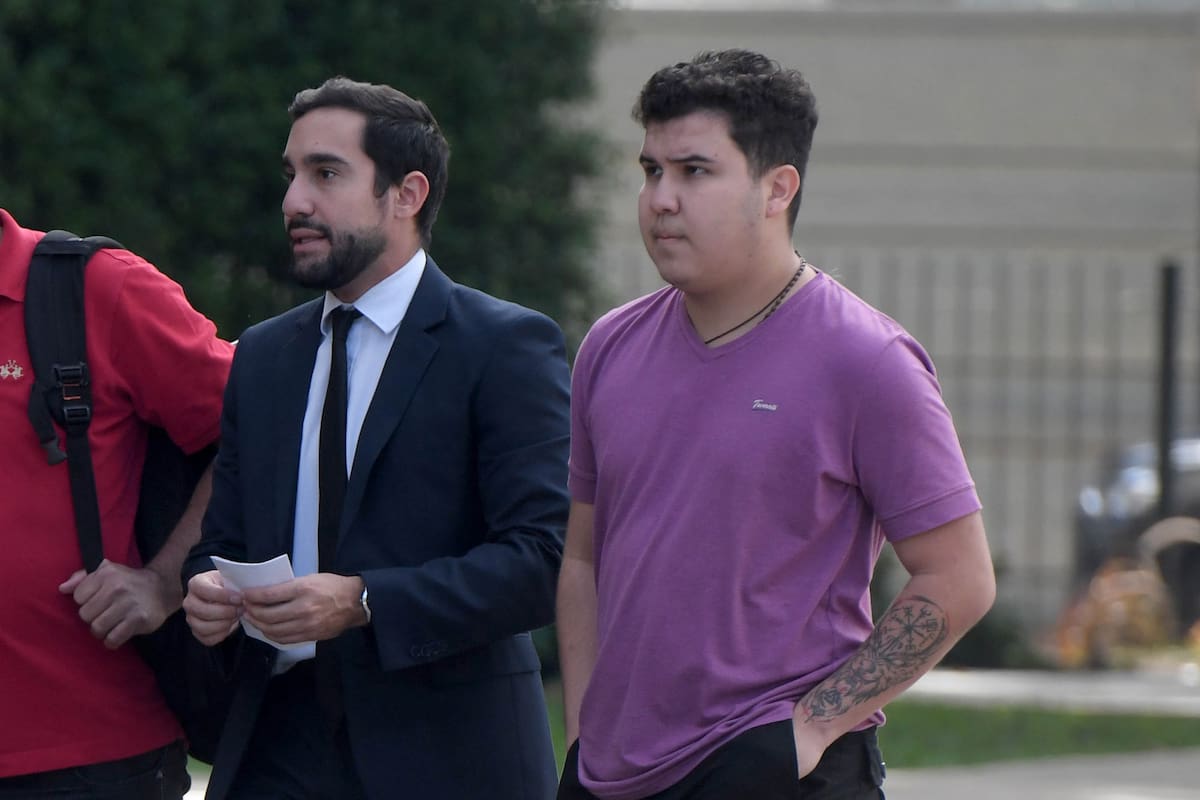 Ezequiel Nuñes Pinheiro, de remera violeta, acusado de hackear al ministro de seguridad Marcelo D´Alessandro