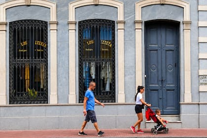 Fachada de estilo italianizante de la Casa Ezeiza en la calle Denfensa 1179, San Telmo