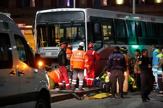 Sigue internado el novio de la joven que murió en el choque del colectivo y denuncian que le robaron el celular