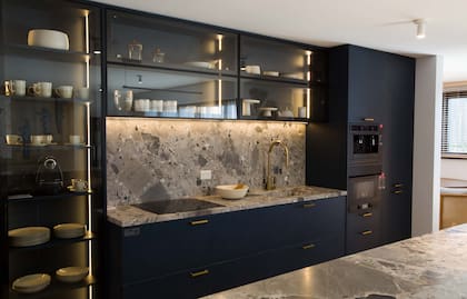 A cargo de Balunek, los muebles de cocina hechos a partir de melamina “Tuareg” (Faplac) tienen sistema push, alacenas de apertura asistida, cava integrada y electrodomésticos ocultos. Grifería (FV). Hornos (Teka).