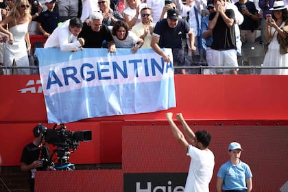 Fran Cerúndolo celebrando en su rincón con los integrantes de su equipo y con sus padres, que llegaron al Queen's Club en los últimos games de la final