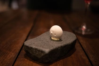 Frío Glacial: un merengue a base de mentol con nitrógeno (una bolita blanca, sobre un plato de piedra, envuelta por humo seco).