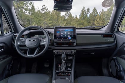 Habitáculo tope de gama: cuadro TFT full digital de 7", Uconnect de 10" y climatizador automático bizona.