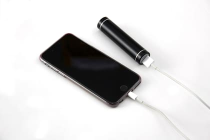 Hay que evitar cargar el celular al 100% y que esté por debajo del 20% de carga