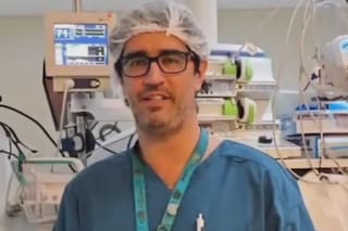 La explicación de Hernán Boveri sobre uno de los objetos médicos hallados en su departamento