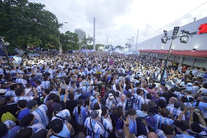 Hinchas argentinos participaron en el banderazo, en la previa al partido ante Cabo Verde