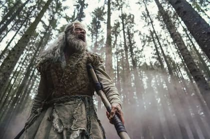 Hugh Jackman protagoniza la nueva película de A24, una reinterpretación de Robin Hood que remite a la leyenda medieval original y oscura (Crédito: A24)