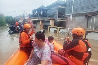 Inundaciones en Indonesia dejan al menos 15 muertos y 6 desaparecidos