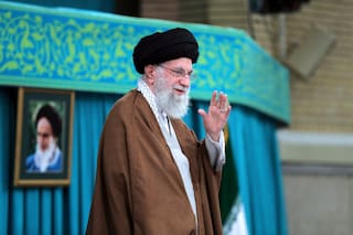 Irán sepultará a Khamenei en su pueblo natal en medio de ataques de EE.UU.