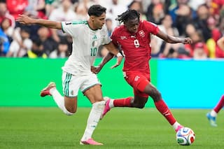 Johan Manzambi, baja por lesión con Suiza en octavos del Mundial ante Colombia