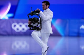 Jordan Cowan capta la alegría y la decepción como el primer camarógrafo sobre hielo olímpico
