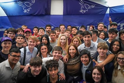 Karina Milei festejó con Pilar Ramírez la primer victoria de LLA en un centro de estudiantes secundario