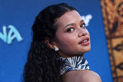 La actriz australiana acompañó esta propuesta con un make up en tonos nude y rosados y peinó su cabello con rizos; logrando un equilibrio perfecto entre su estilo juvenil y el glamour de la alfombra roja