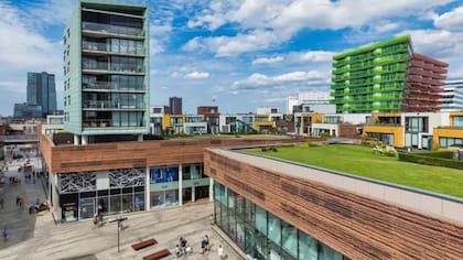 La arquitectura de dos niveles en un complejo de Países Bajos donde se utilizaron techos planos para crear espacios verdes de acceso para los departamentos residenciales