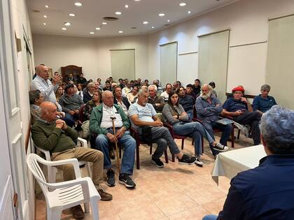 La asamblea en la Asociación de Productores de Carmen de Areco
