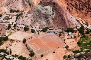 La cancha en Jujuy al pie del Cerro de los Siete Colores que llama la atención del mundo