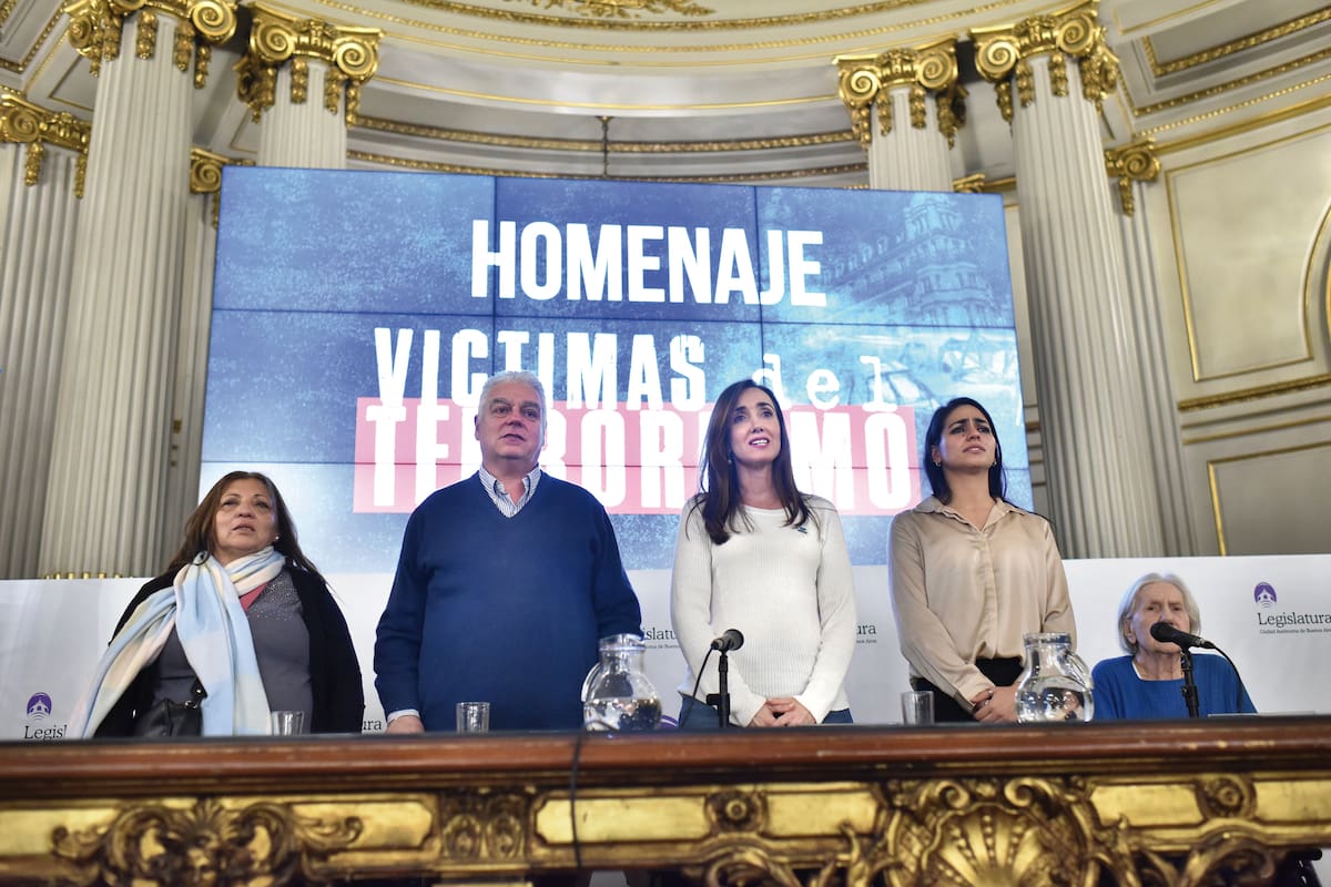 La candidata a vicepresidenta por La Libertad Avanza, Victoria Villarruel (centro de la foto), durante el acto en homenaje a las víctimas del terrorismo realizado en la Legislatura porteña