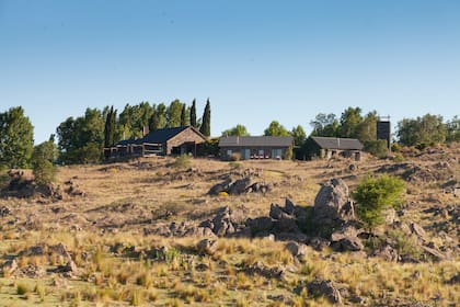 La casa está revestida en piedra laja de una cantera vecina, al modo de las antiguas pircas