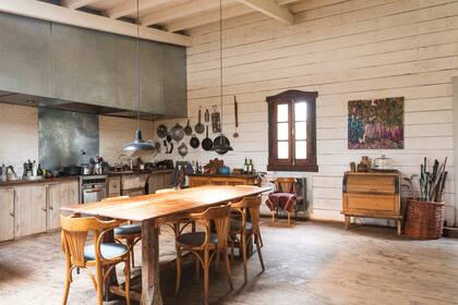 La casa fue literalmente reconstruida, pero recuperando la mayor cantidad posible de las aberturas (de ahí las ventanas más pequeñas) y la madera original con la que se hizo gran parte del nuevo mobiliario