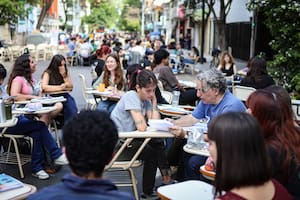 Estudiantes y docentes de la UBA protestan frente a la casa de Adorni, en medio de una nueva huelga