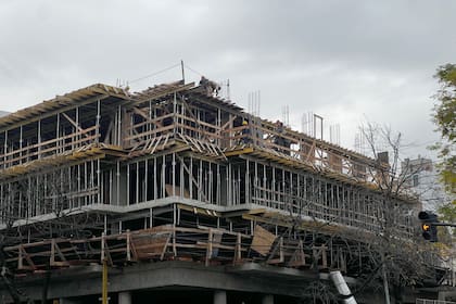 La construcción cayó un 4% en abril respecto de marzo y en un año perdió 120.000 empleos