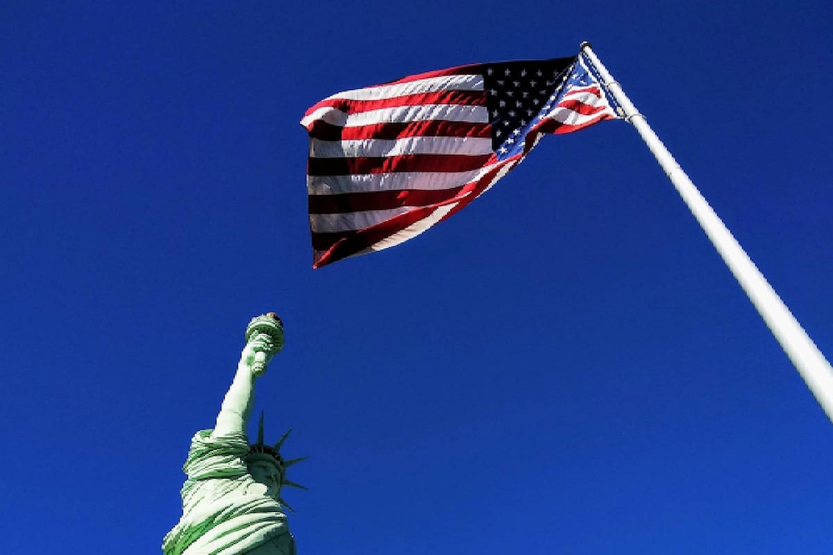 La Estatua de la Libertad brilla para celebrar la independencia de EE.UU.