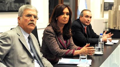 Cristina Kirchner, flanqueada por Julio de Vido y José López cuando era presidenta de la Nación