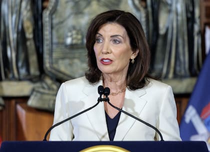 La gobernadora Kathy Hochul busca eliminar trámites obsoletos en Nueva York