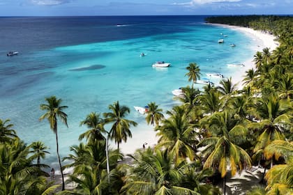 La isla Saona, de aguas turquesas y arenas blancas, es una de las excursiones más solicitadas en República Dominicana